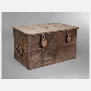 Schwere Eisentruhe