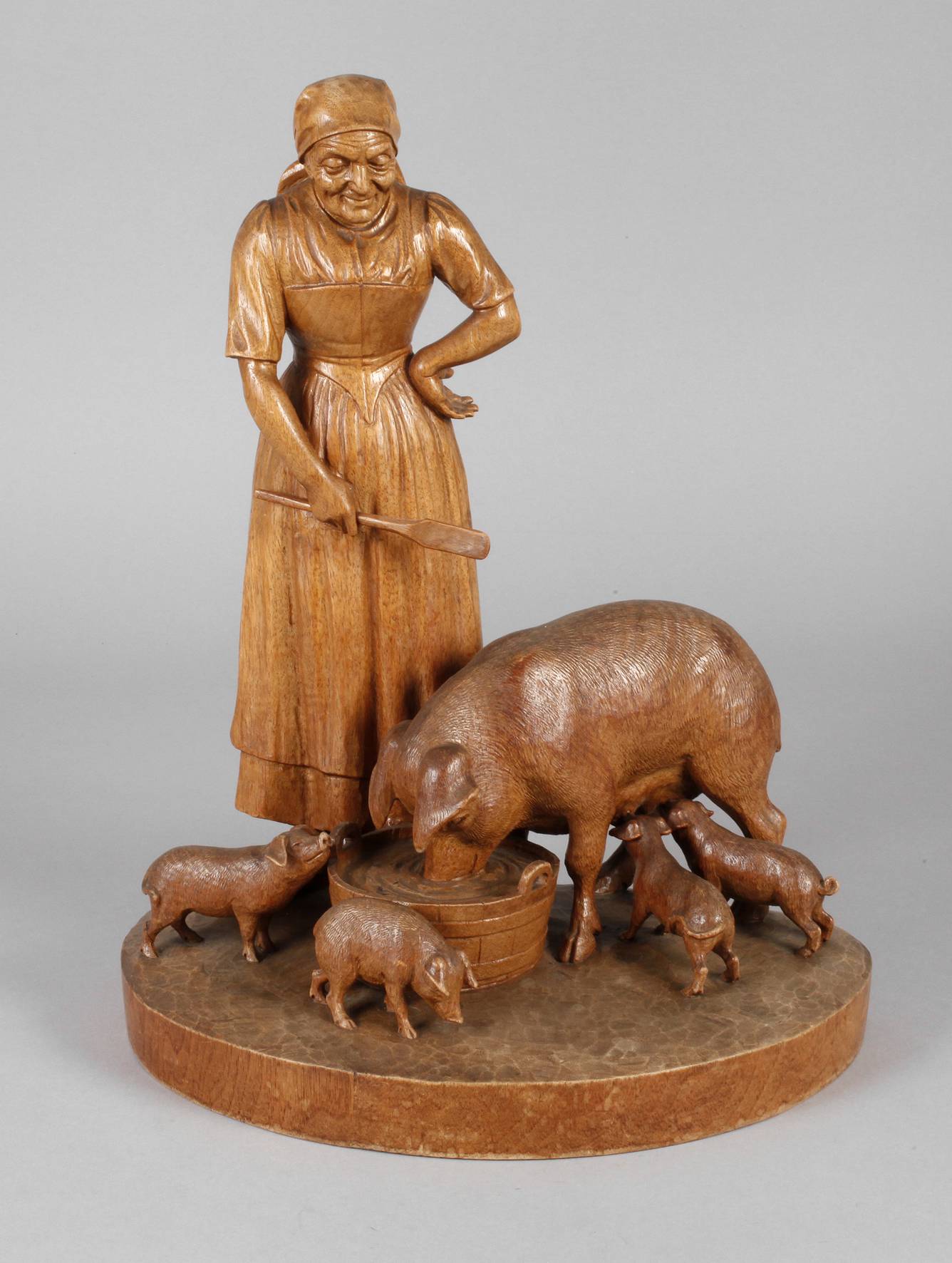 Große figürliche Schnitzerei