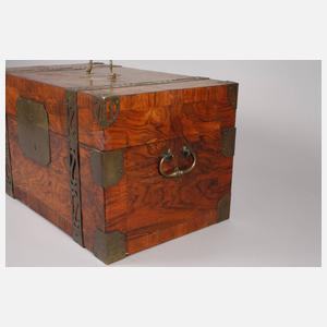 Kleine barocke Reisetruhe