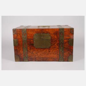 Kleine barocke Reisetruhe