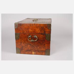 Kleine barocke Reisetruhe