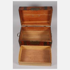 Kleine barocke Reisetruhe