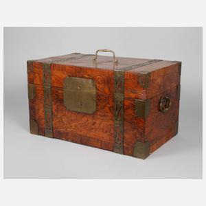 Kleine barocke Reisetruhe