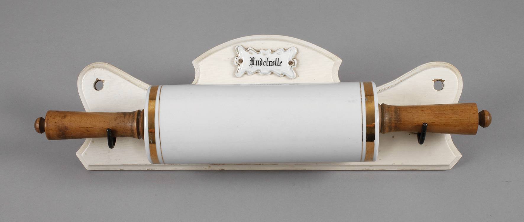 Nudelholz mit Wandhalterung