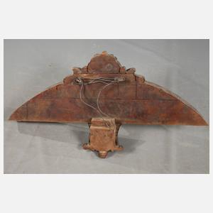 Bekrönung eines Jagdschrankes