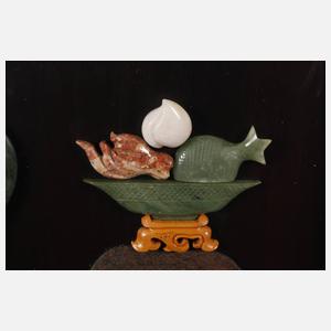 Vier Reliefschnitzereien