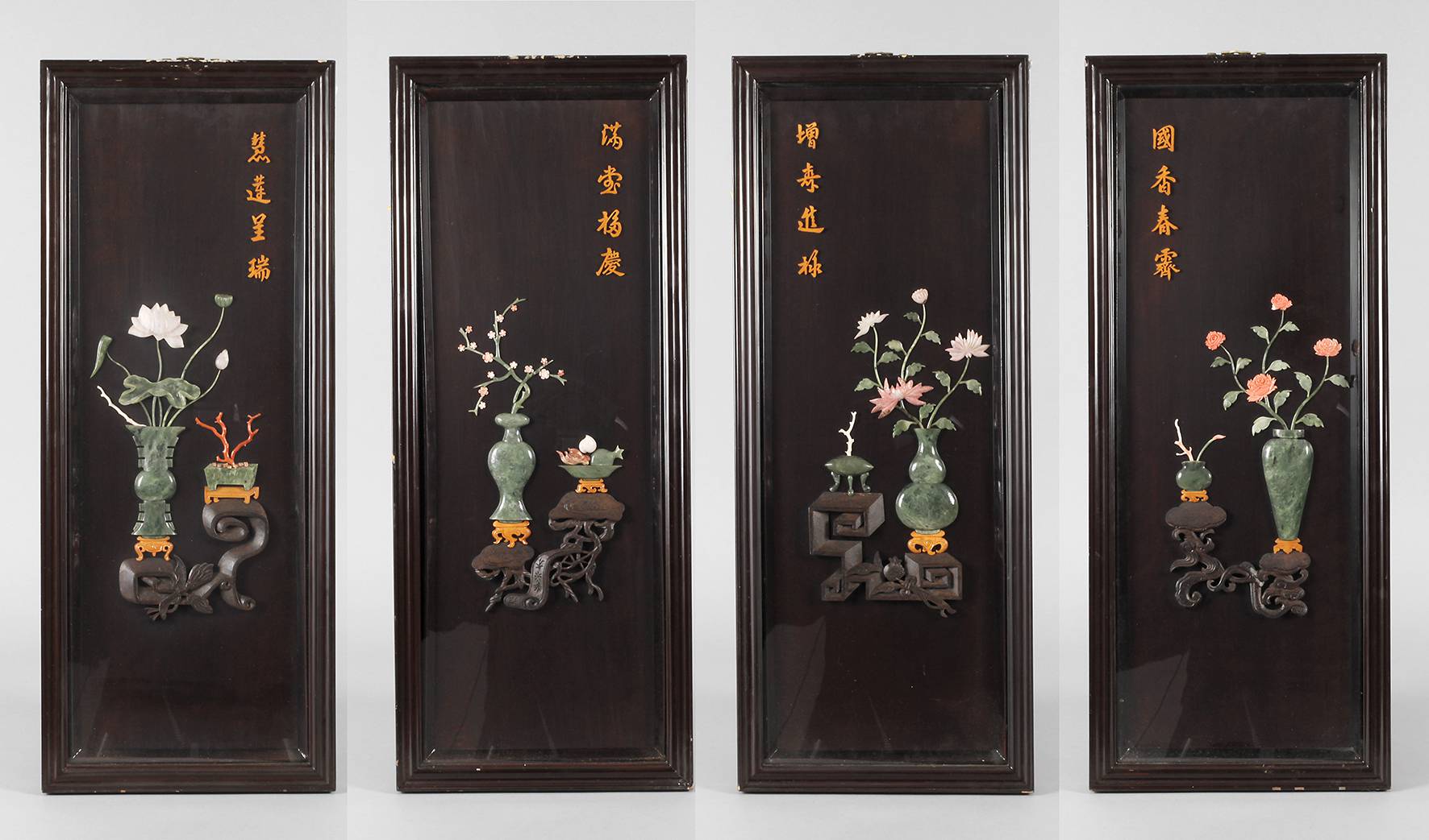 Vier Reliefschnitzereien