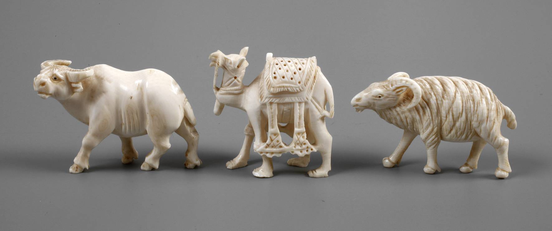 Drei Elfenbeinschnitzereien