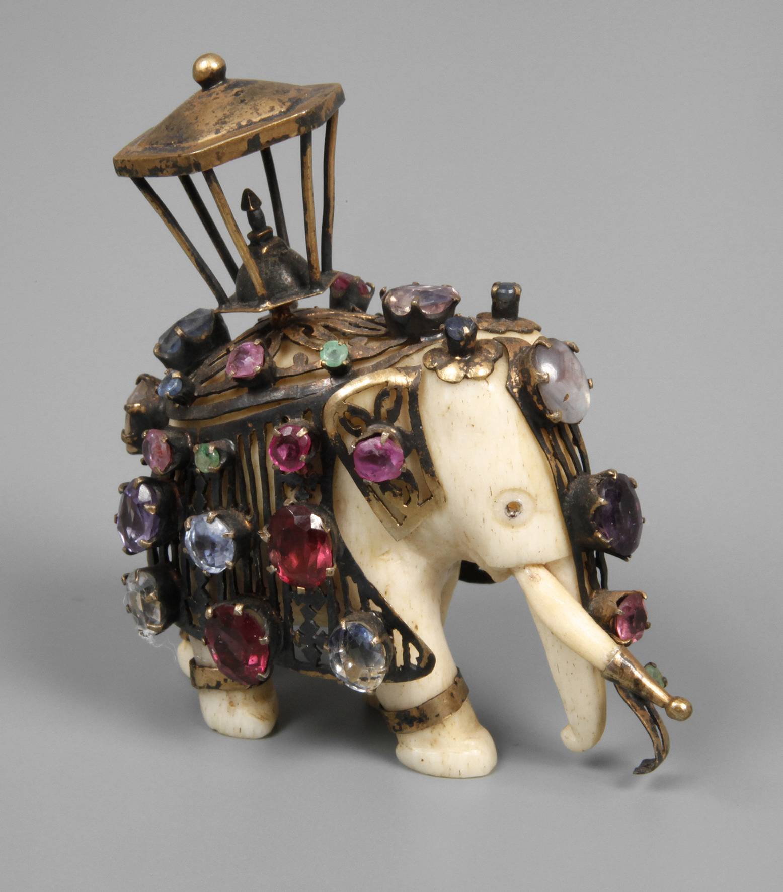 Elfenbein Elefant mit Steinbesatz