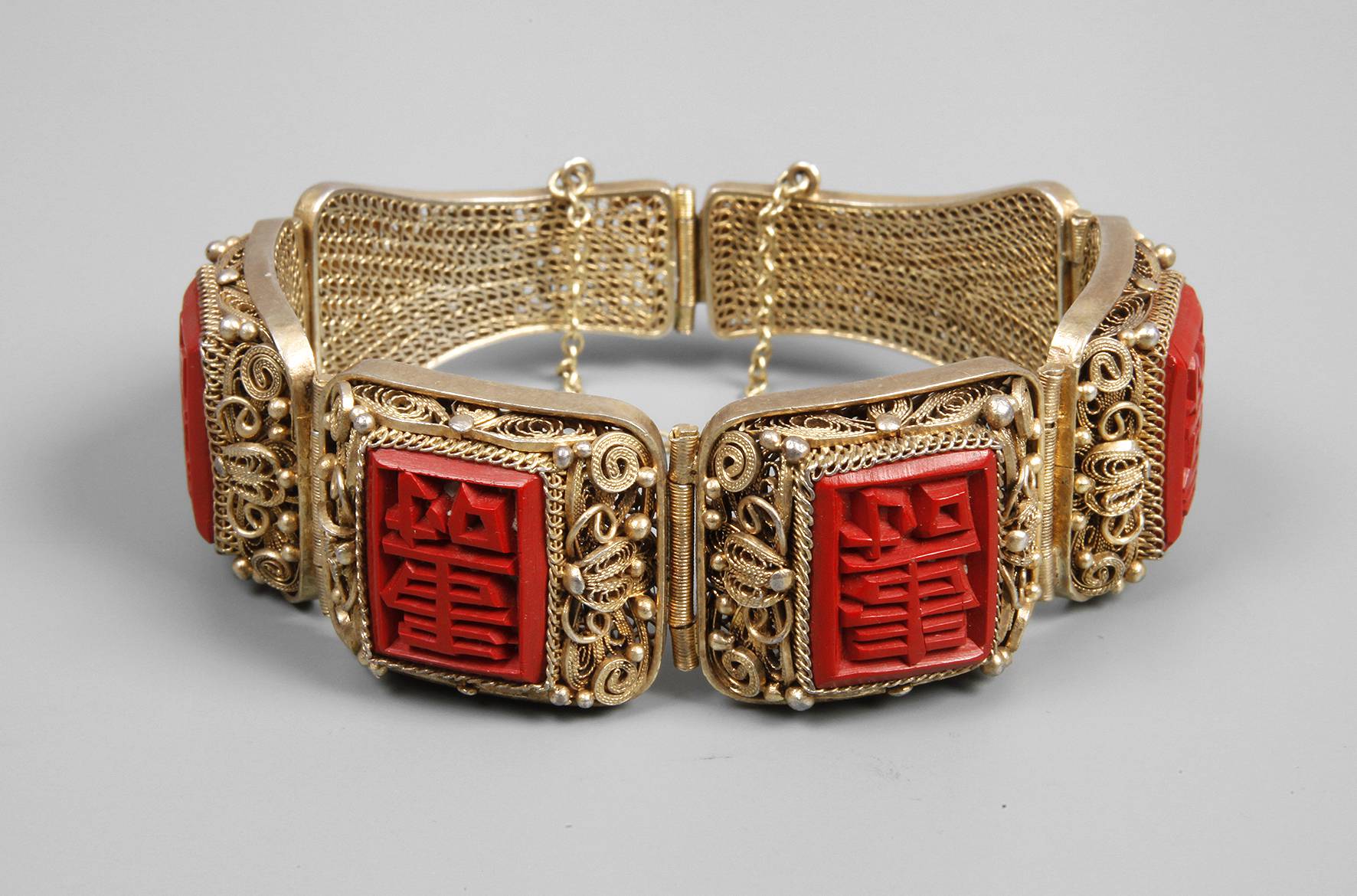 Armband mit chinesischen Schriftzeichen