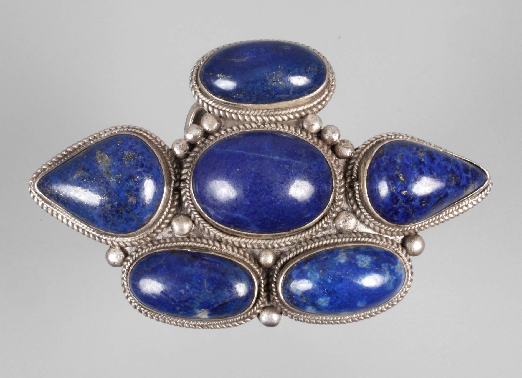 Gürtelschnalle mit Lapislazuli