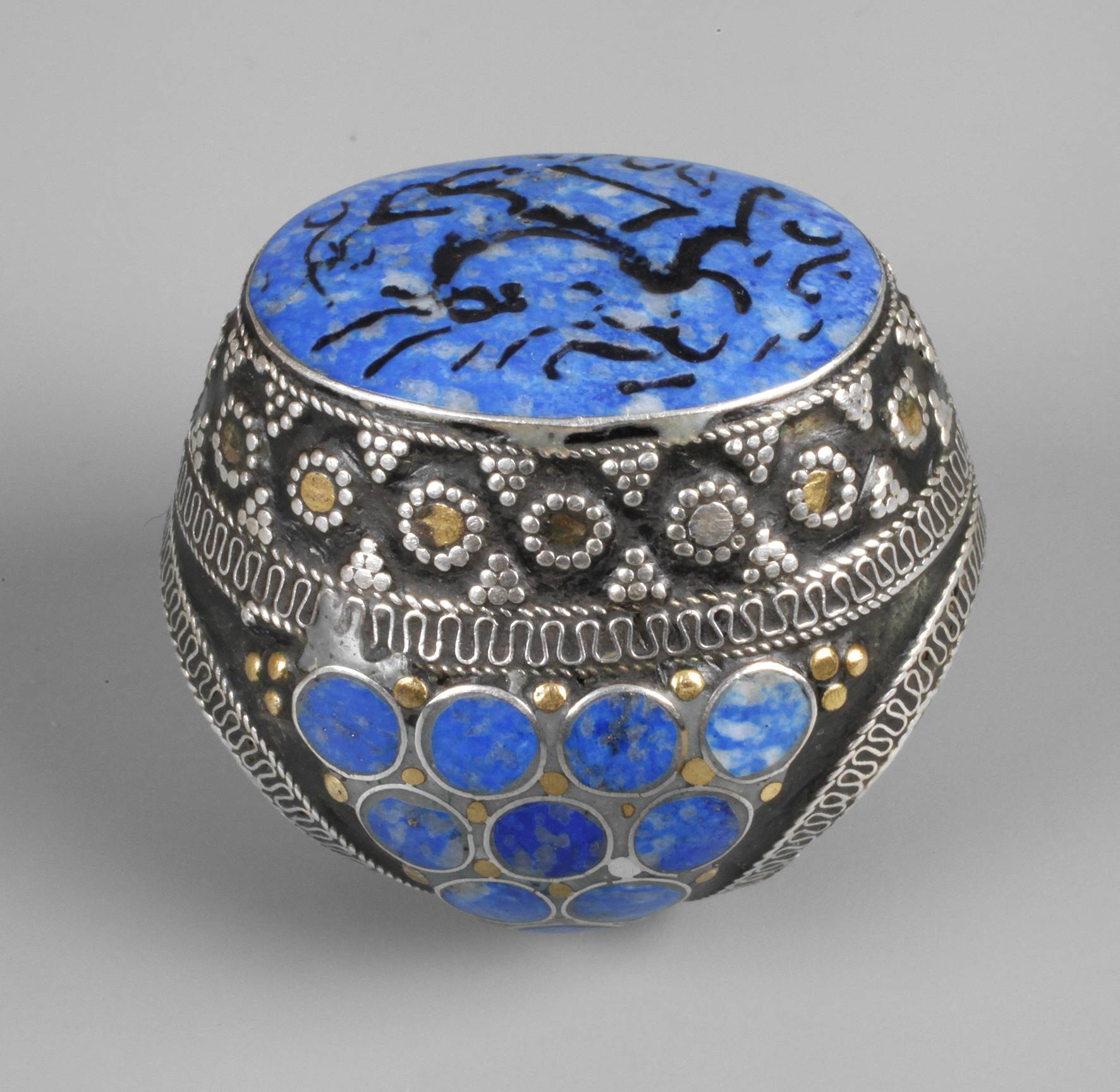 Opulenter Ring mit Lapislazuli