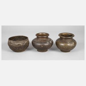 Drei Bronzegefäße
