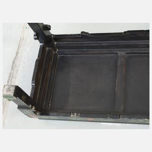 Tisch mit Emaileinlagen