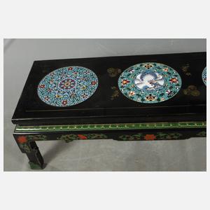 Tisch mit Emaileinlagen