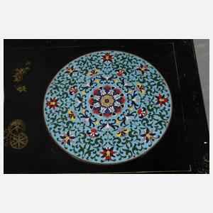 Tisch mit Emaileinlagen