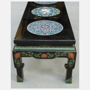 Tisch mit Emaileinlagen