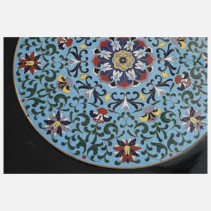 Tisch mit Emaileinlagen