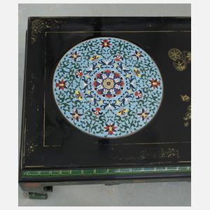 Tisch mit Emaileinlagen