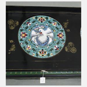 Tisch mit Emaileinlagen