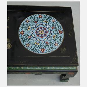 Tisch mit Emaileinlagen