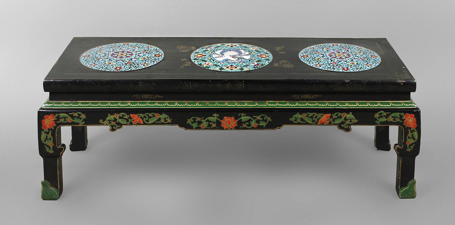 Tisch mit Emaileinlagen