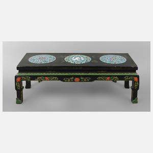 Tisch mit Emaileinlagen