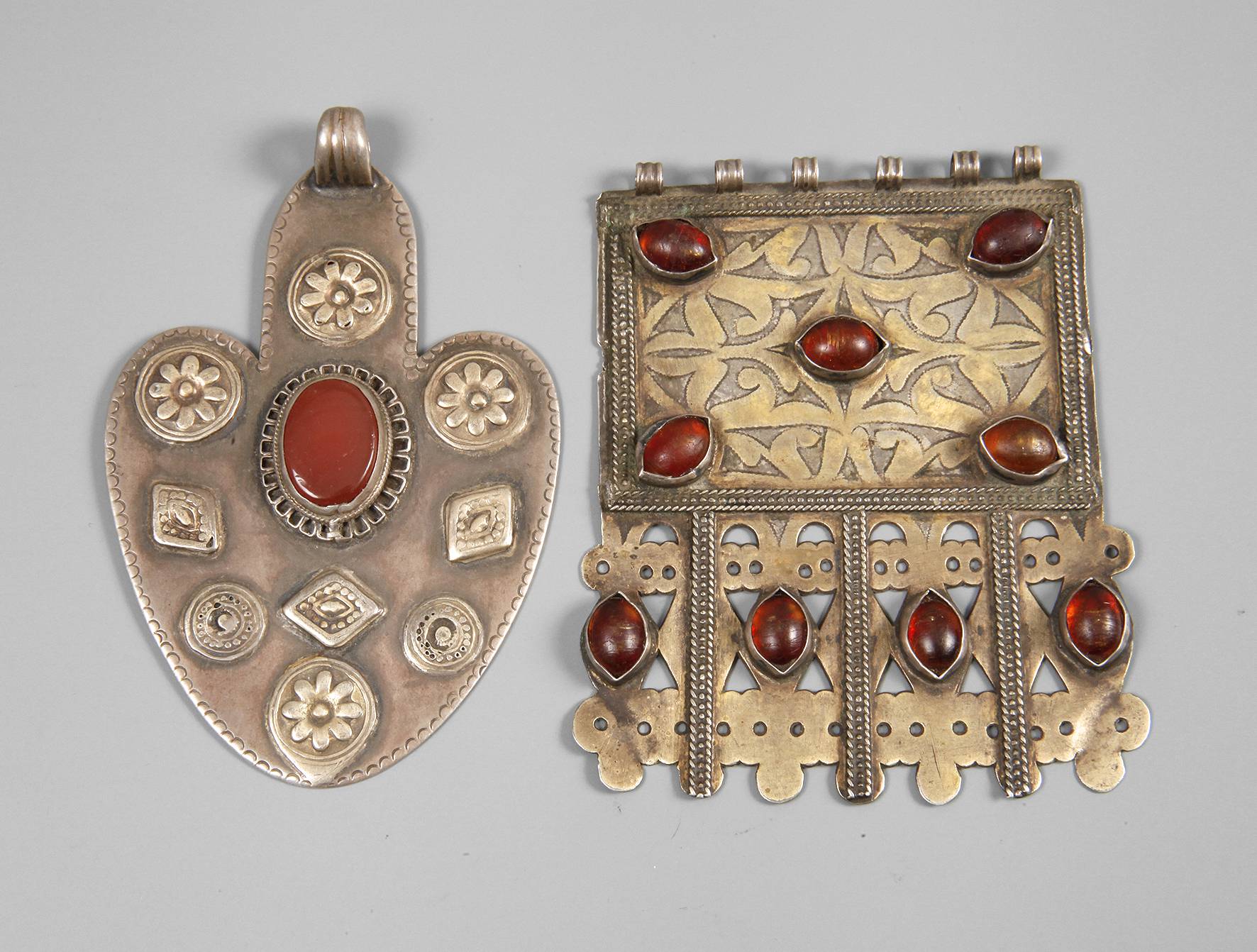 Zwei große Anhänger