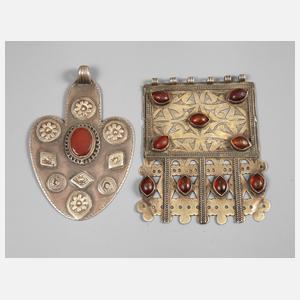 Zwei große Anhänger