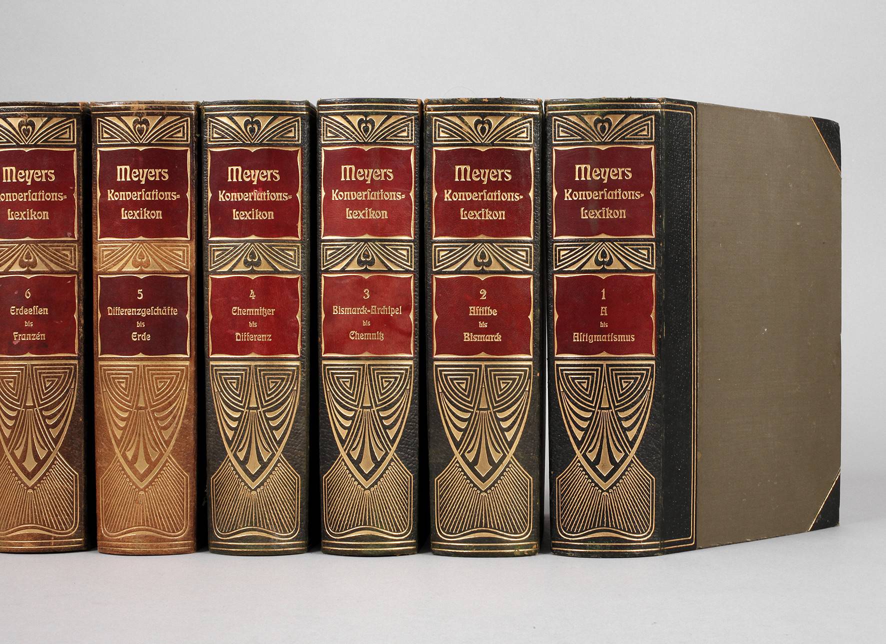 Mayers Konversationslexikon mit Jugendstilrücken