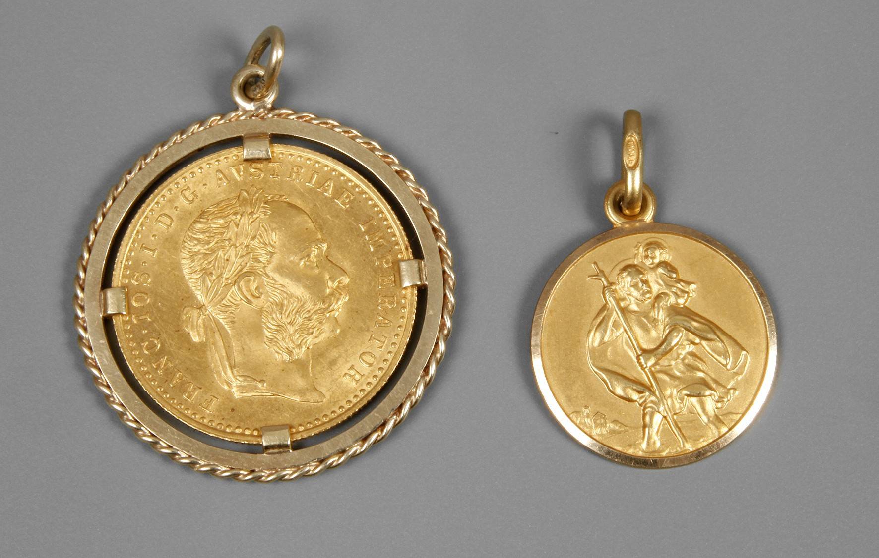 Zwei Münzanhänger