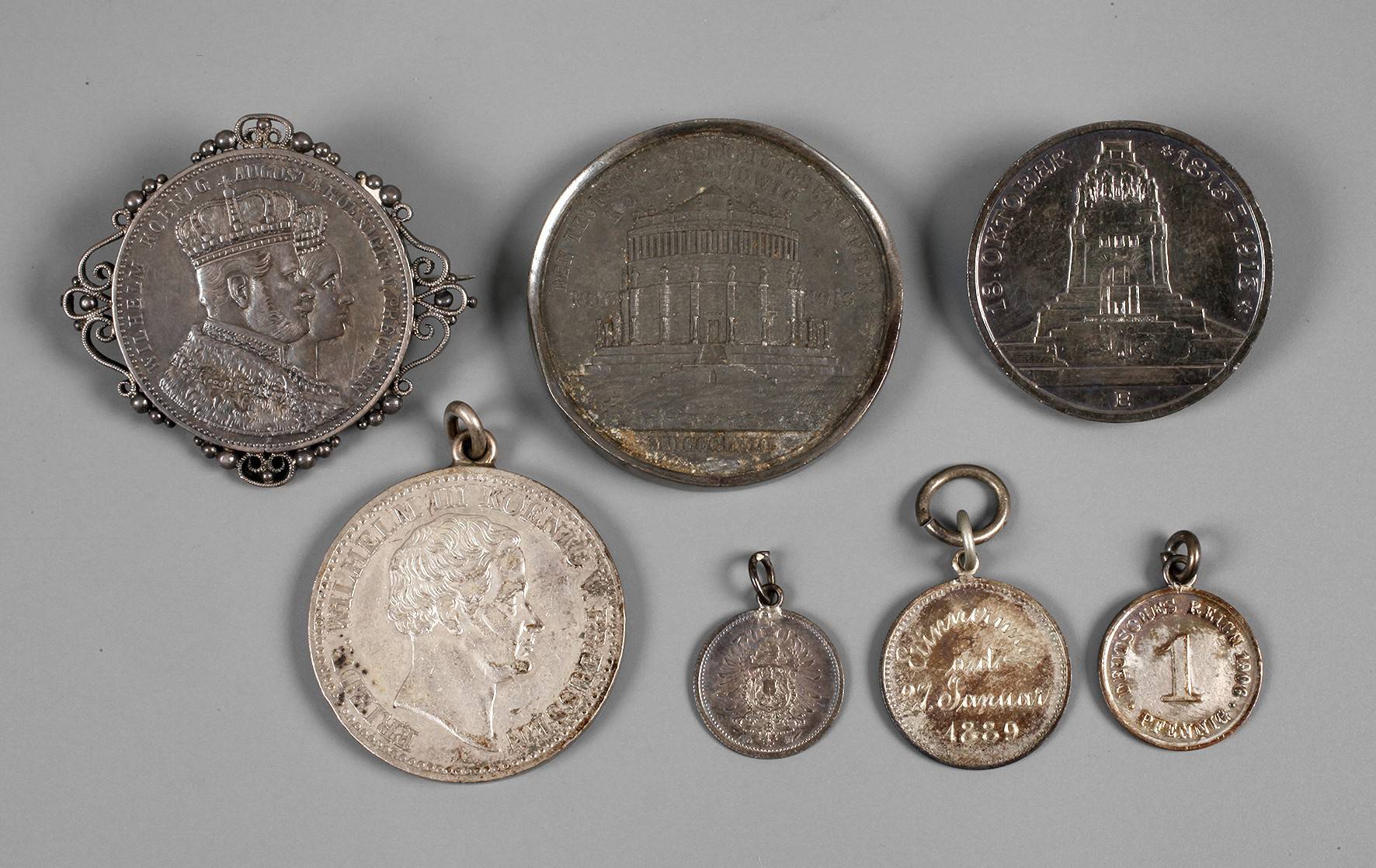 Konvolut patriotische Münzbroschen und Anhänger