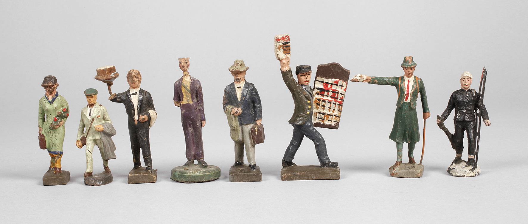 Acht Bahnhofsfiguren