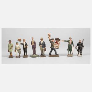 Acht Bahnhofsfiguren