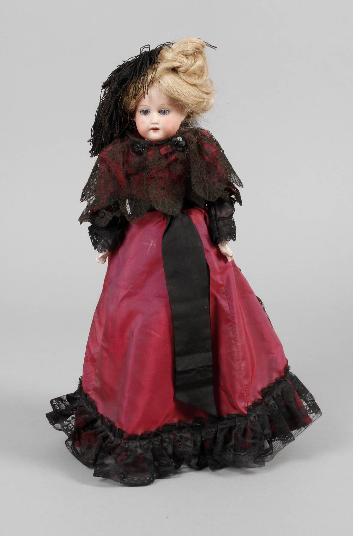 Kleine Porzellankopfpuppe