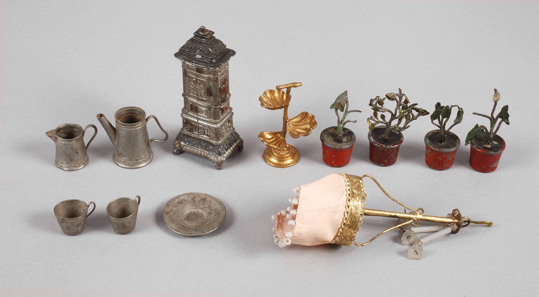 Puppenstuben-Deckenlampe und -etagere