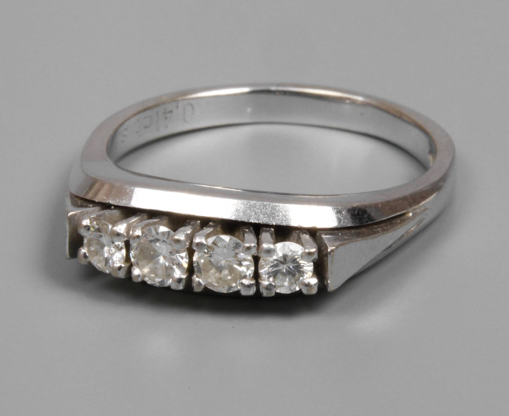 Damenring mit Brillanten