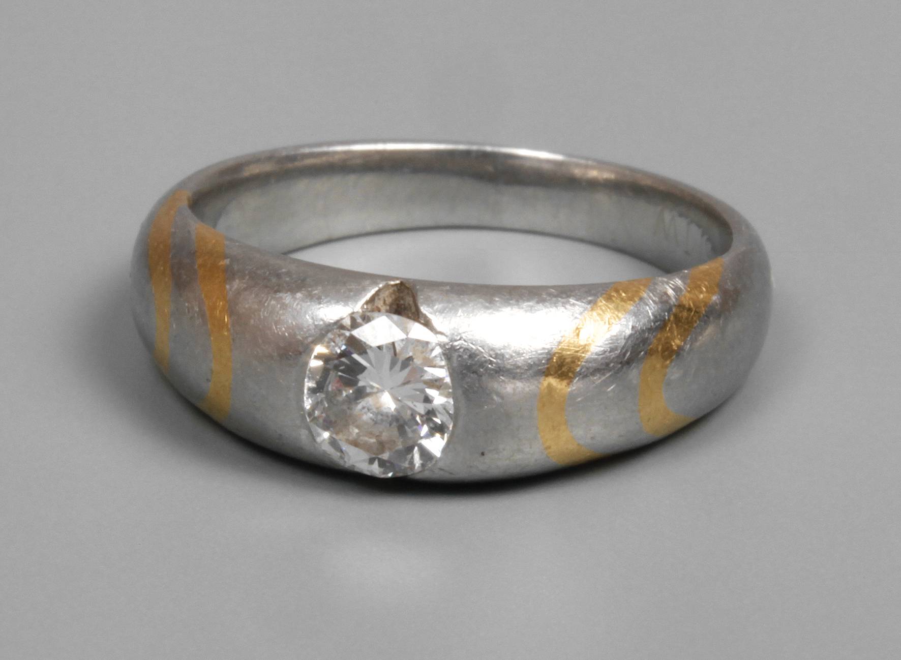 Platinring mit Brillant