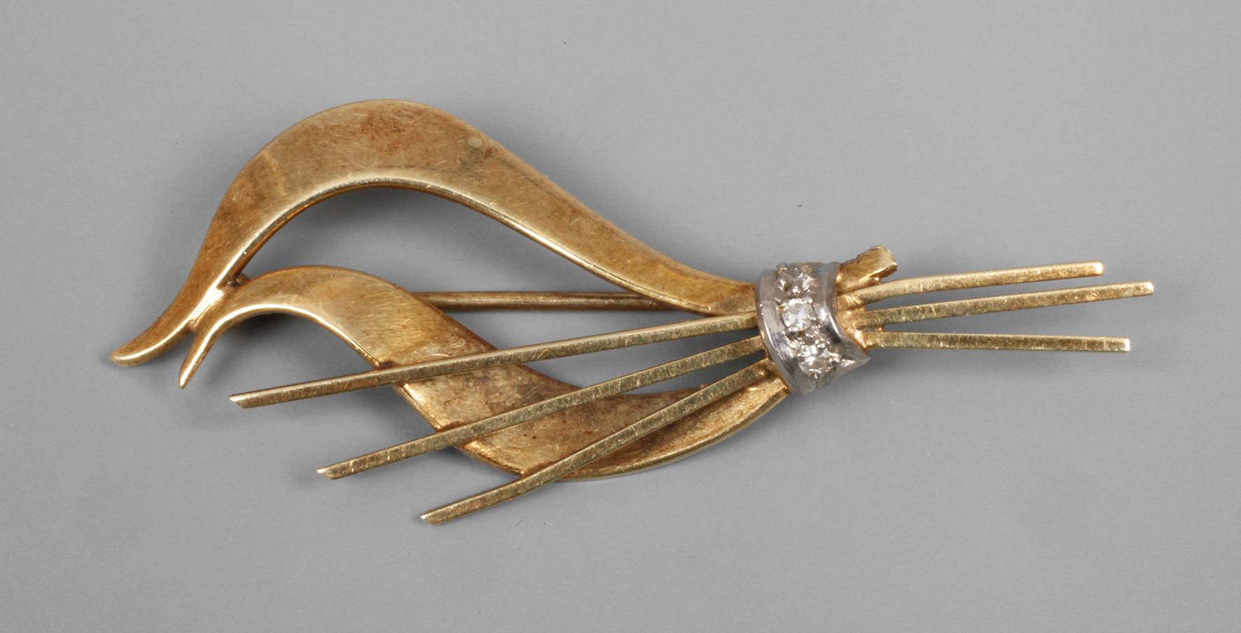Brosche mit Diamanten