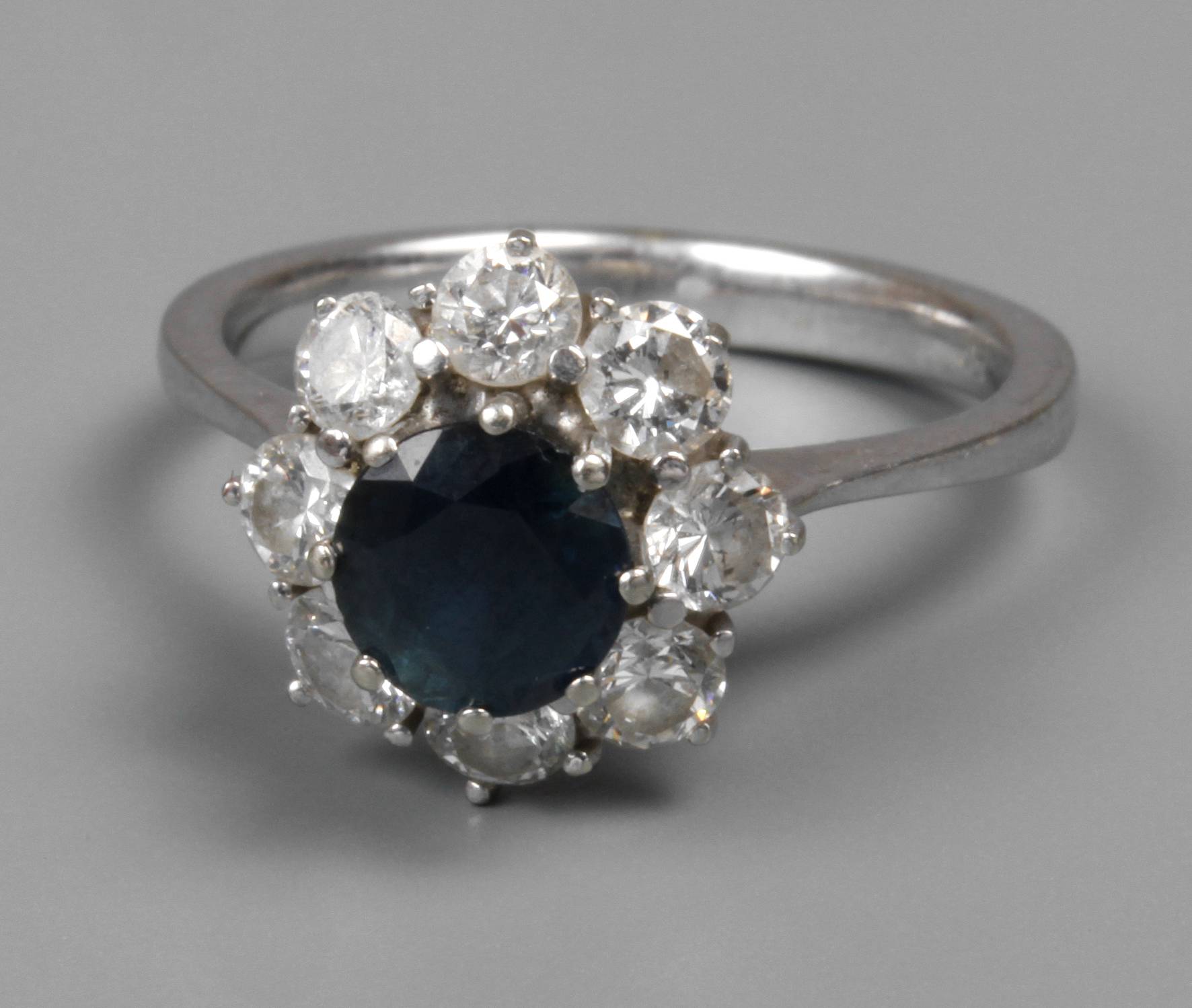 Damenring mit Saphir und Brillanten
