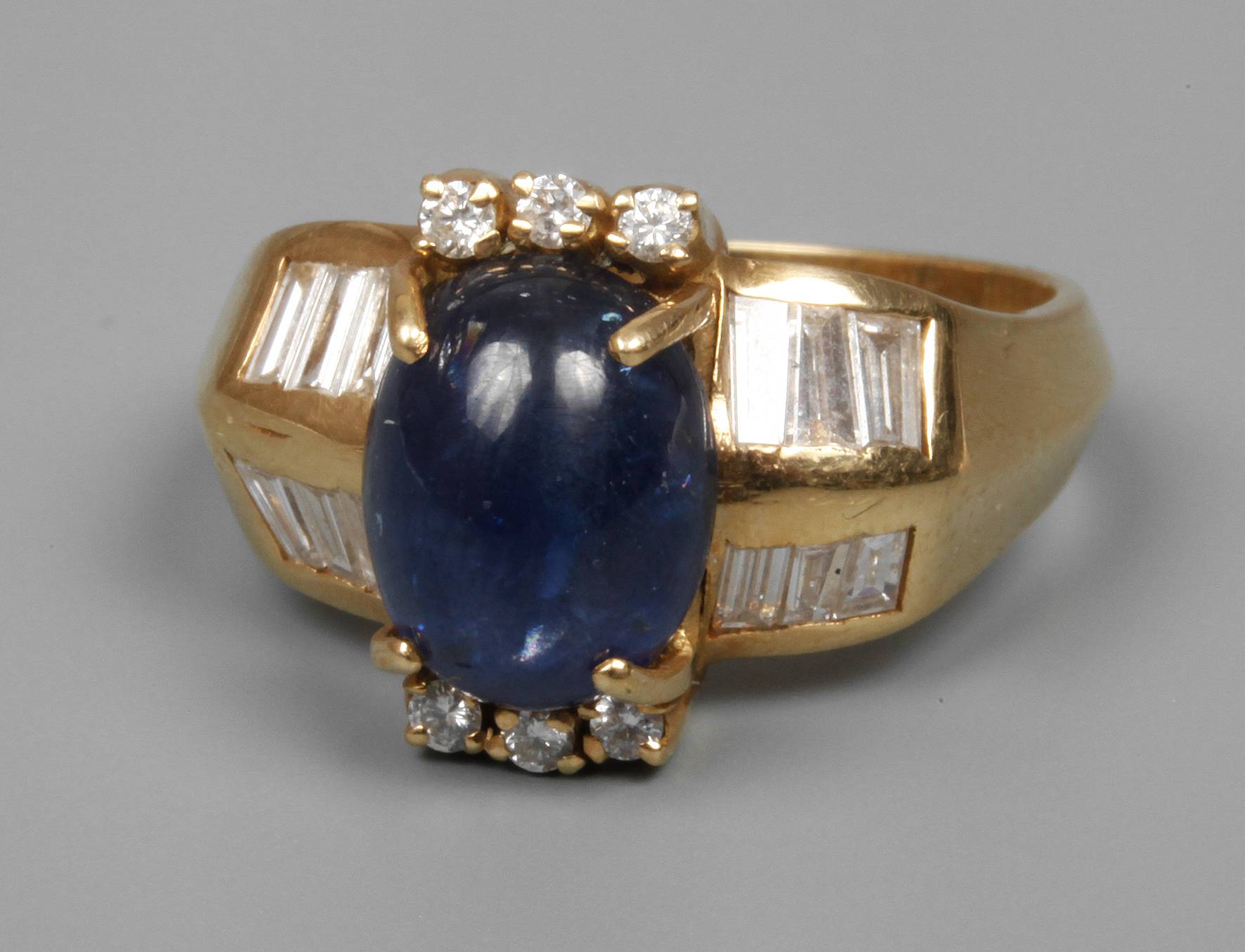 Damenring mit Saphir und Diamanten