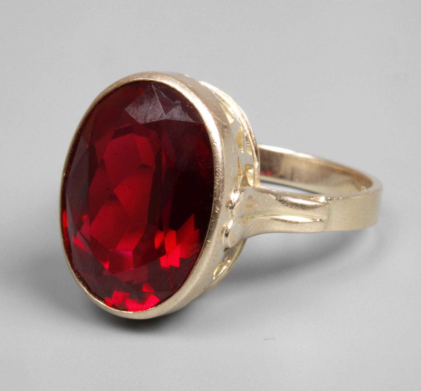 Damenring mit Steinbesatz