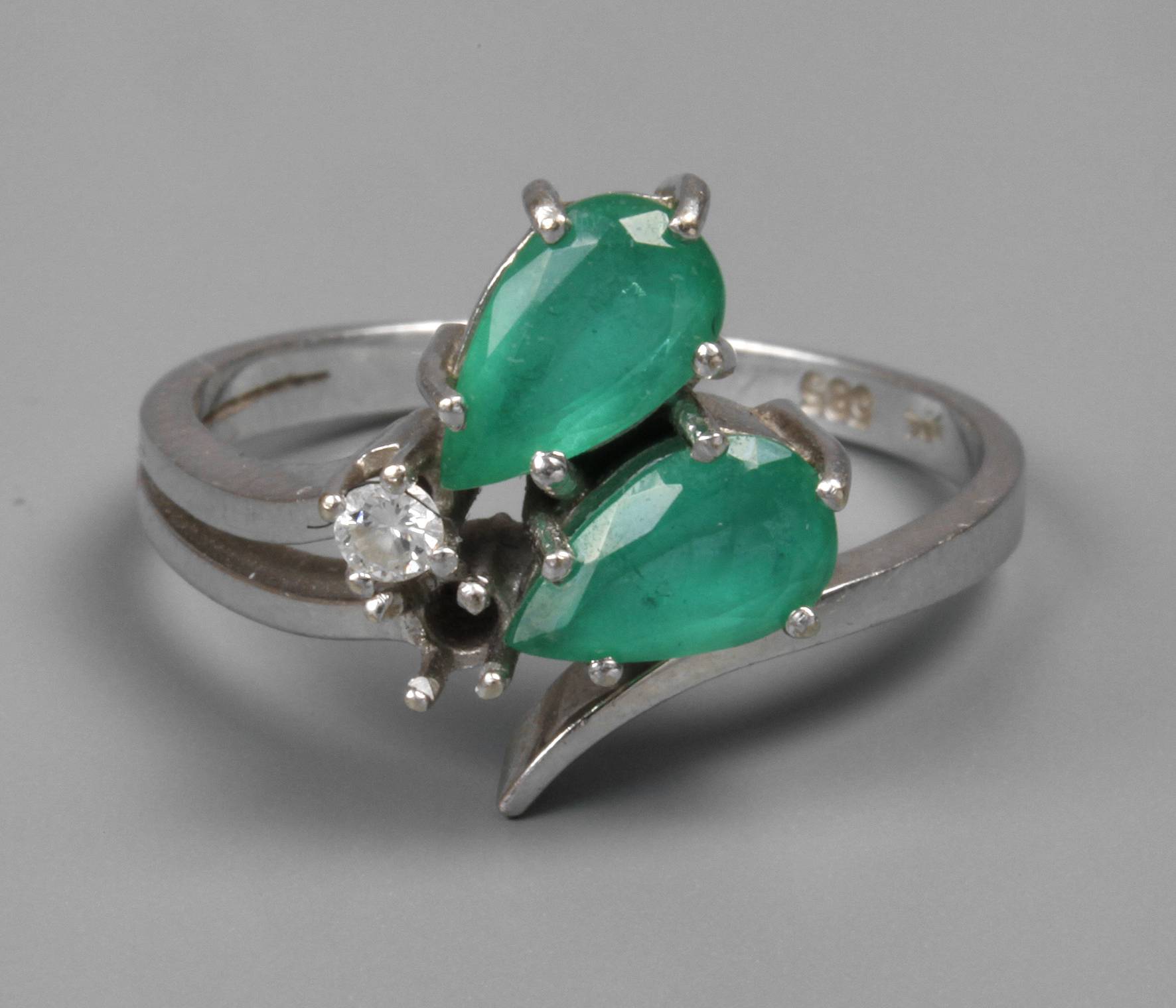 Damenring mit Smaragden und Brillant