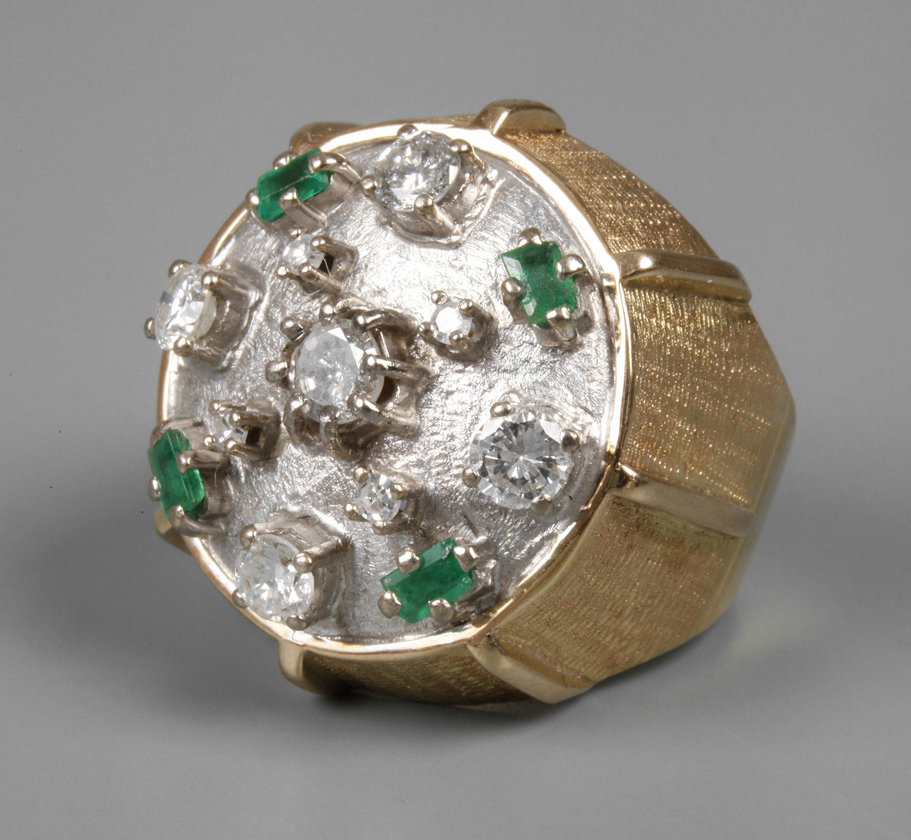 Opulenter Damenring mit Brillanten und Smaragden