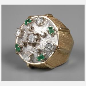 Opulenter Damenring mit Brillanten und Smaragden
