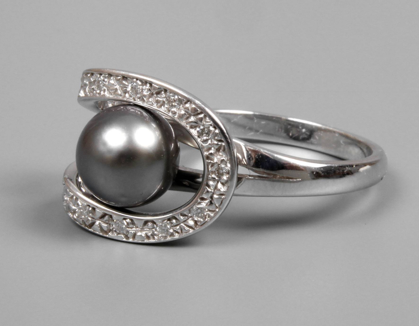 Damenring mit Tahitiperle und Diamanten