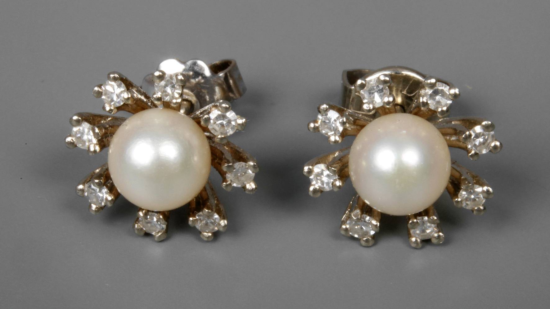 Paar Ohrstecker mit Perlen und Diamanten