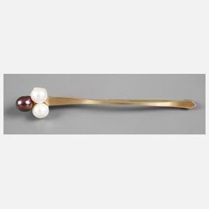 Brosche mit Perlen