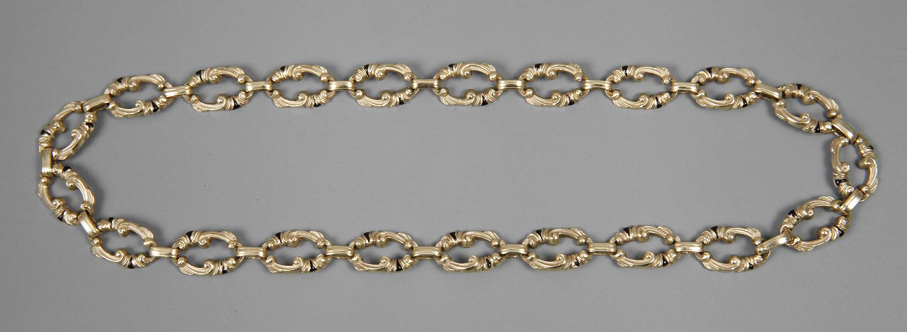 Aufwendige Schmuckkette mit Emaileinlagen