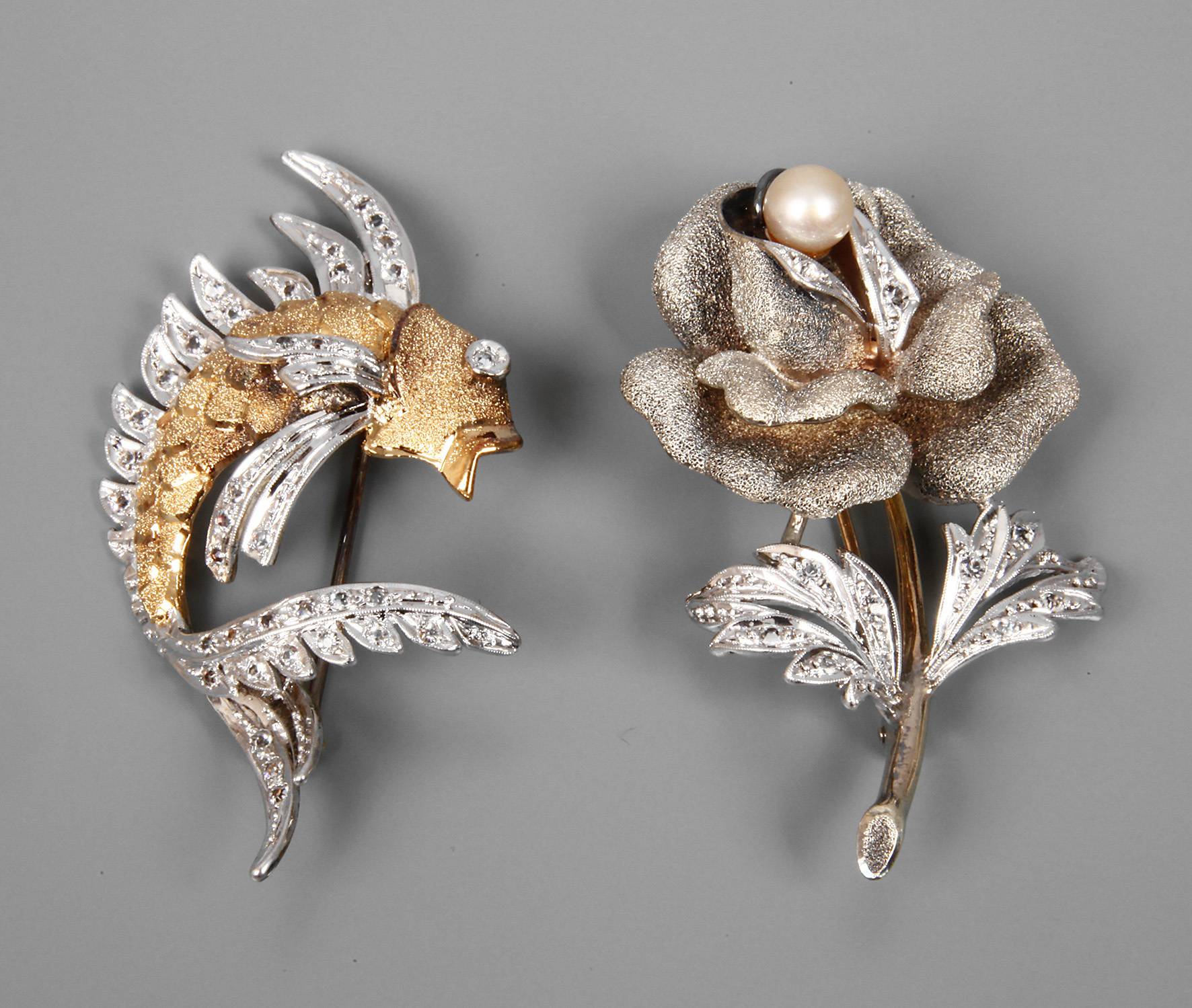 Zwei Broschen als Rose und Fisch